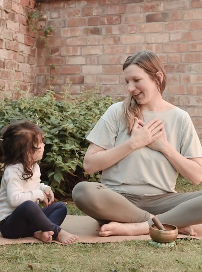 Mutter mit Kind Mutter und Kind im Garten Meditation